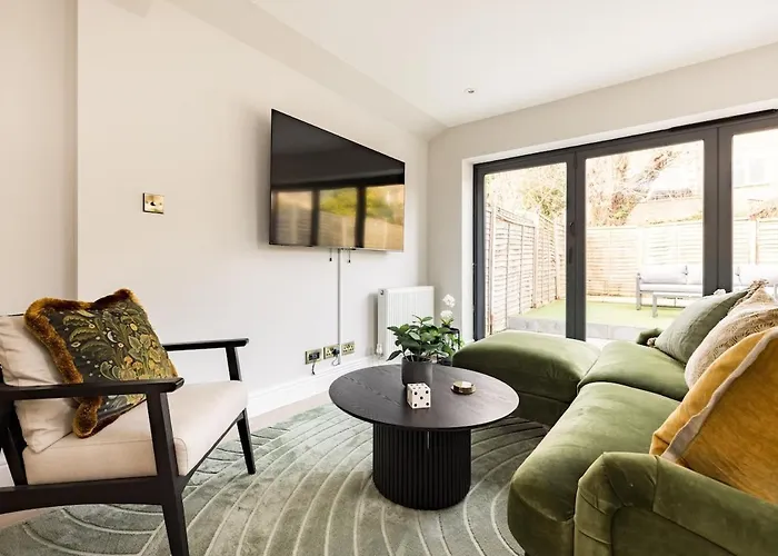 Bright, Spotless Fulham Home With Private Garden