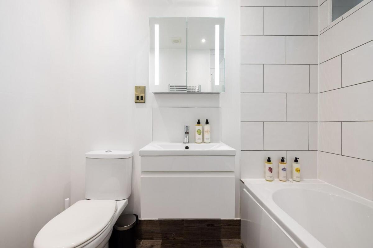 Bright, Spotless Fulham With Private Garden Londra