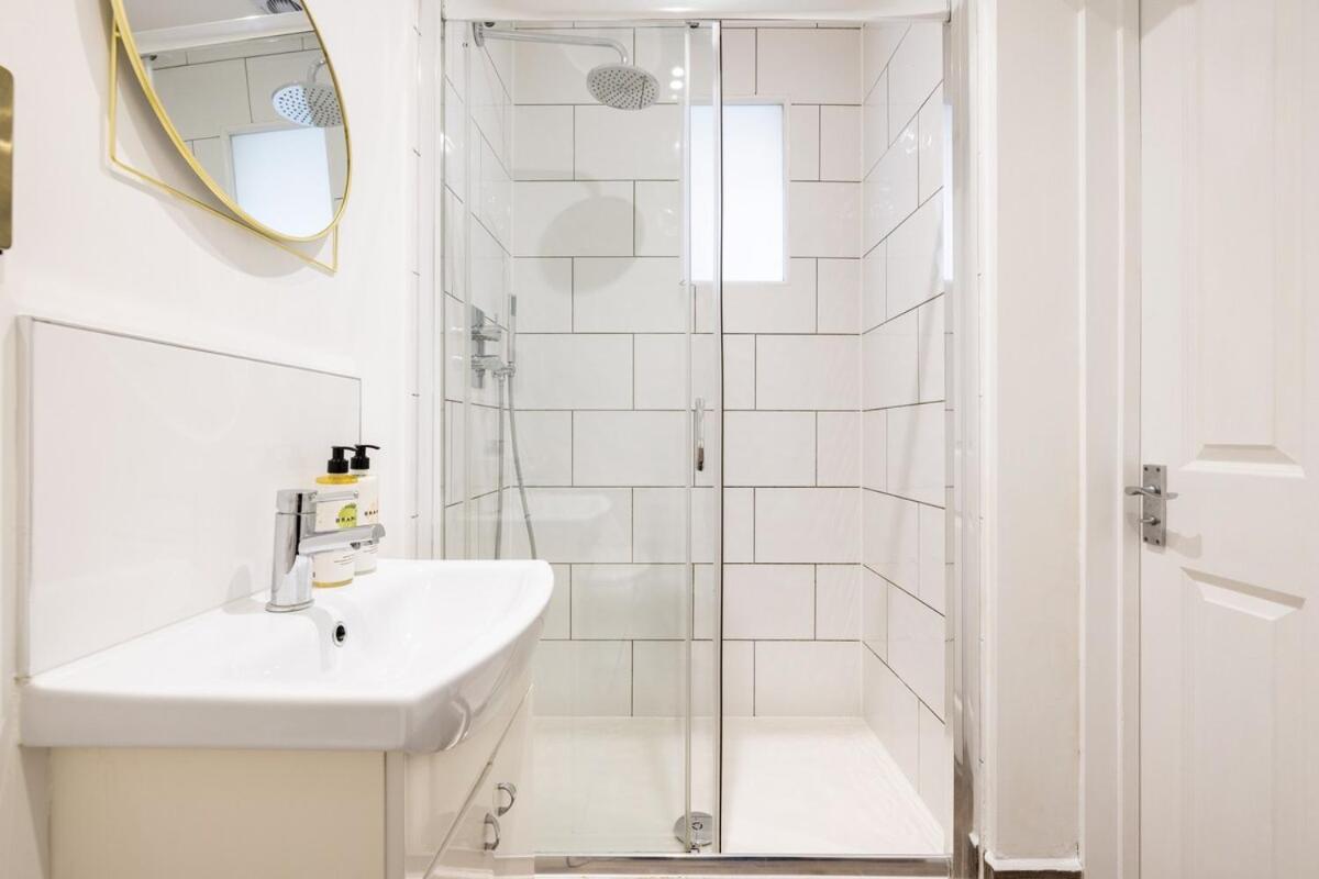 Bright, Spotless Fulham With Private Garden Londra